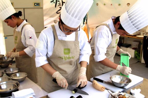 2013년 서울 봉은사에서 열린 제1회 사찰음식 경연대회 장면. 3회째인 올해 대회에선 일반인 팀이 대거 참가한 가운데 색다른 사찰음식들이 선보일 예정이다. 한국불교문화사업단 제공
