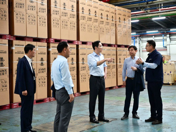 20일 삼성전자 광주사업장을 찾은 이재용 부회장이 경영진과 에어컨 출하공정을 점검하고 있다. 오른쪽 두번째부터 삼성전자 김현석 CE부문장 사장·이 부회장·노희찬 경영지원실장 사장·박병대 한국총괄 부사장. 2019.8.20  삼성전자 제공