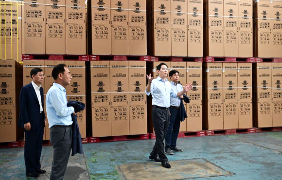 20일 삼성전자 광주사업장을 찾은 이재용 부회장이 경영진과 에어컨 출하공정을 점검하고 있다. 오른쪽부터 삼성전자 김현석 CE부문장 사장·이 부회장·노희찬 경영지원실장 사장·박병대 한국총괄 부사장. 2019.8.20  삼성전자 제공