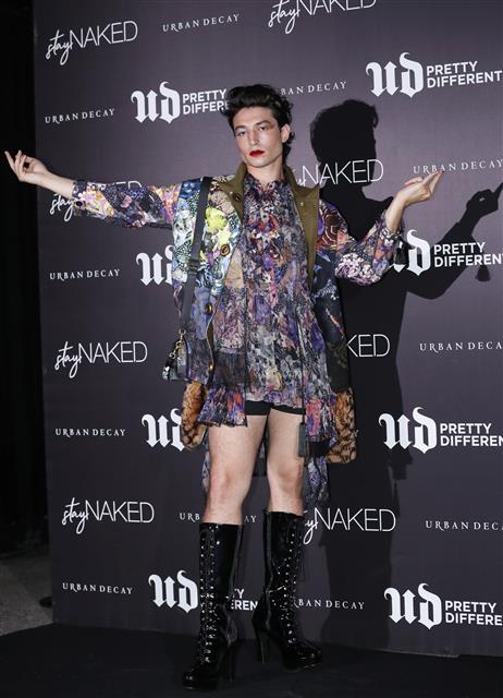 할리우드 배우 에즈라 밀러(Ezra Matthew Miller)가 20일 오후 서울 논현동 SJ 쿤스트할레에서 열린 어반디케이의 신제품 스테이 네이키드 컬렉션 런칭 기념 글로벌 파티에 참석하고 있다. 2019.8.20 뉴스1