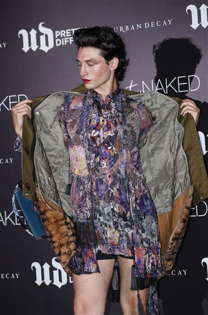 할리우드 배우 에즈라 밀러(Ezra Matthew Miller)가 20일 오후 서울 논현동 SJ 쿤스트할레에서 열린 어반디케이의 신제품 스테이 네이키드 컬렉션 런칭 기념 글로벌 파티에 참석하고 있다. 2019.8.20 뉴스1