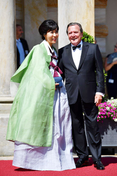 게르하르트 슈뢰더(오른쪽) 전 독일 총리와 아내 소연 슈뢰더-김이 지난달 25일(현지시간) 독일 바이에른주 바이로이트의 리차드-와그너-페스트스피엘하우스에서 열린 ‘바이로이트 페스티벌’에 참석했다. EPA 연합뉴스