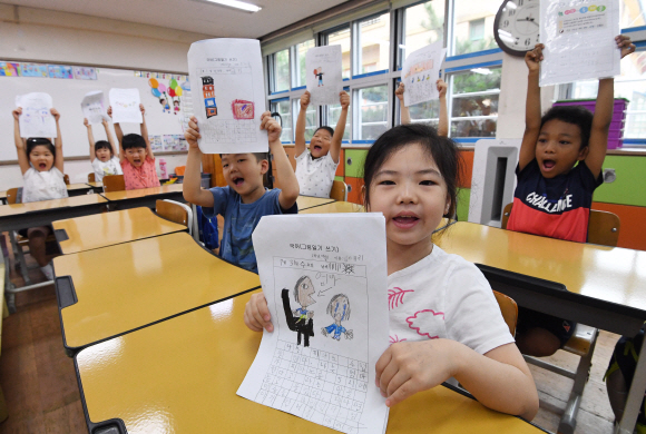 21일 오전 여름방학을 마치고 개학한 서울 용산구 용산초등학교에서 학생들이 방학 숙제를 보여주고 있다. 2019.8.21 오장환 기자 5zzang@seoul.co.kr