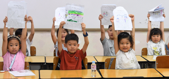 21일 오전 여름방학을 마치고 개학한 서울 용산구 용산초등학교에서 학생들이 방학 숙제를 보여주고 있다. 2019.8.21 오장환 기자 5zzang@seoul.co.kr