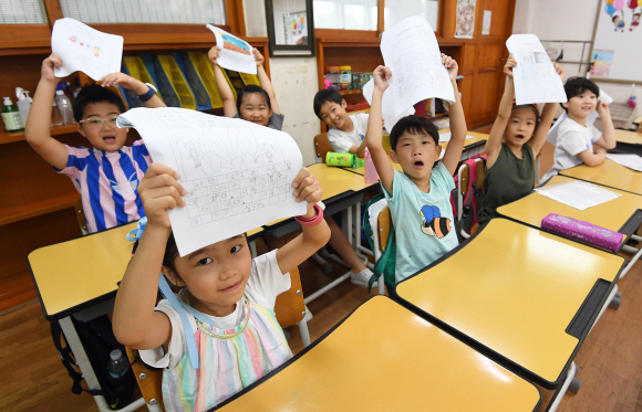 21일 오전 여름방학을 마치고 개학한 서울 용산구 용산초등학교에서 학생들이 방학 숙제를 보여주고 있다. 2019.8.21 오장환 기자 5zzang@seoul.co.kr