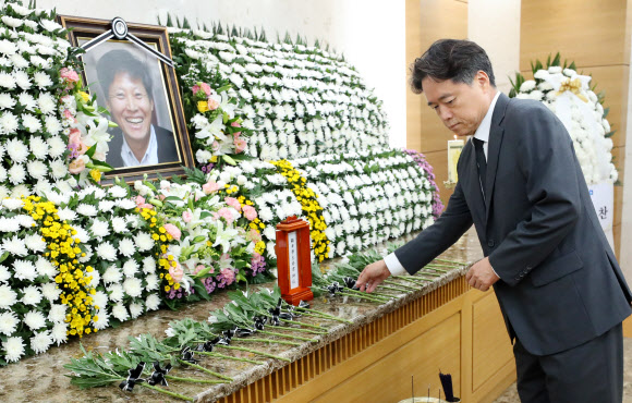 이용마 기자 영정에 헌화하는 최승호 사장