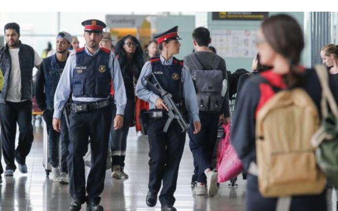 　2016년 3월 22일(현지시간) 스페인 경찰이 무장한 채로 바르셀로나 공항에서 삼엄한 경호를 펼치고 있다. 　AFP 자료사진 연합뉴스