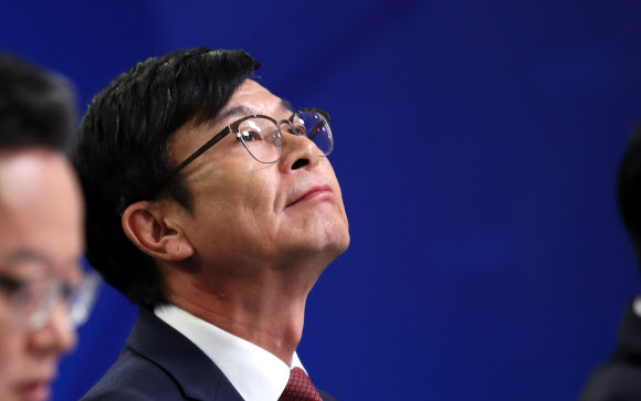 답변 생각하는 김상조 정책실장