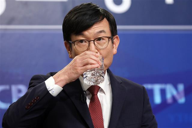 물 마시는 김상조 청와대 정책실장