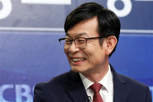 미소 보이는 김상조 실장