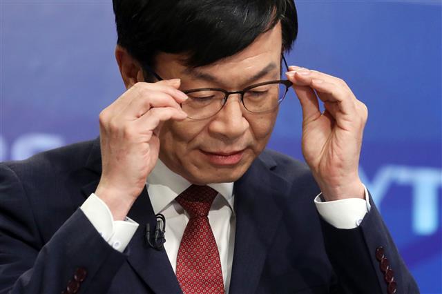 안경 고쳐쓰는 김상조 실장