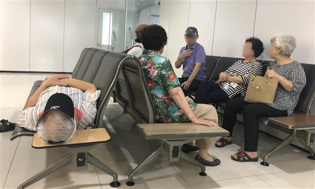 지난 20일 더위를 피해 서울 김포공항 청사를 찾은 노인들이 담소를 나누고 있다. 공항을 찾은 노인들은 주로 TV나 휴대전화를 보면서 시간을 보내거나 의자에 누워 잠을 청했다.