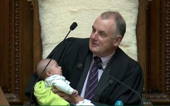 트레버 말라드 뉴질랜드 국회의장이 21일(현지시간) 뉴질랜드 웰링턴에서 의회 회기 동안 의장석에서 국회의원의 아기를 안고 대신 돌보고 있는 모습이 담긴 의회 방송의 스크린샷. 로이터 연합뉴스