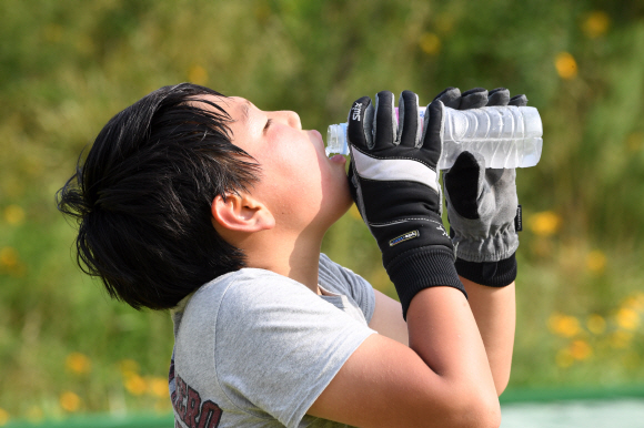 대관령 초등학교 김다한 선수가 평창 스키점프 스타디움에서 훈련 도중 물을 마시고 있다.