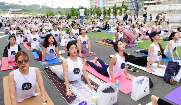 6월 16일 서울 광화문광장 인근 세종대로에서 열린 ‘유엔 세계 요가의 날’ 행사에서 참가자들이 요가 동작을 하고 있다. 정연호 기자 tpgod@seoul.co.kr