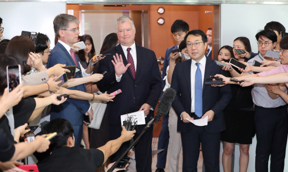 스티븐 비건 미 국무부 대북특별대표가 이도훈 외교부 한반도 평화교섭본부장과 21일 서울 종로구 사직로 외교부에서  한?미 북핵 수석대표 협의를 마친 뒤 기자들에게 설명하고 있다. 2019.8.21   연합뉴스