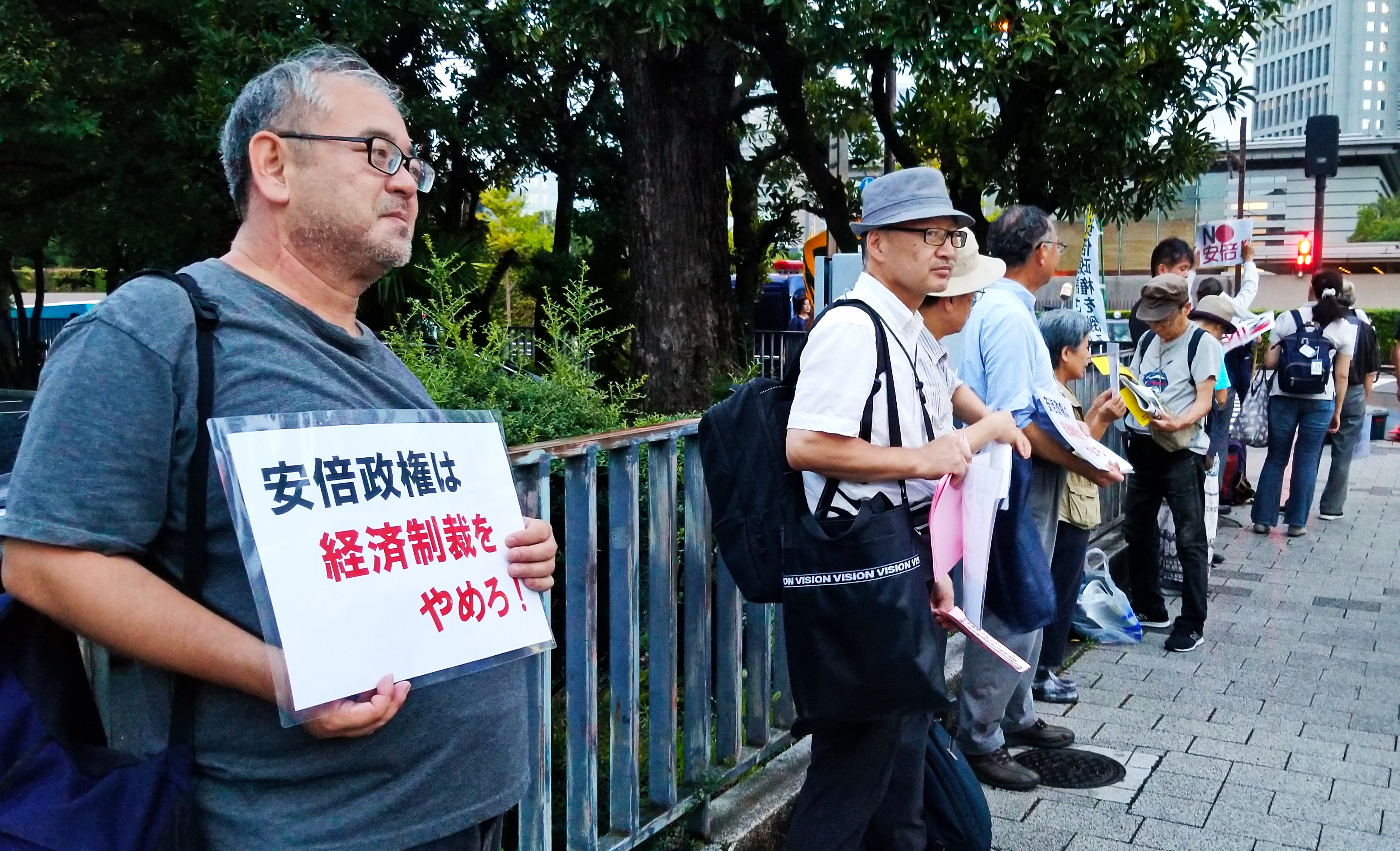 한국의 ‘광복절’이자 일본의 ‘종전의날’이었던 지난 15일 일본 시민단체 회원들이 아베 정권의 한국에 대한 무역보복 조치에 항의해 총리관저(오른쪽에 보이는 건물) 앞에서 시위를 하고 있다.