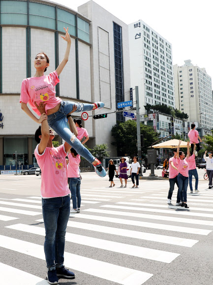23일 오후 경기도 수원시 팔달구 시청역사거리에서 2019 수원국제발레축제 ‘발레 in 횡단보도’ 공연이 펼쳐지고 있다. 2019.8.23  연합뉴스