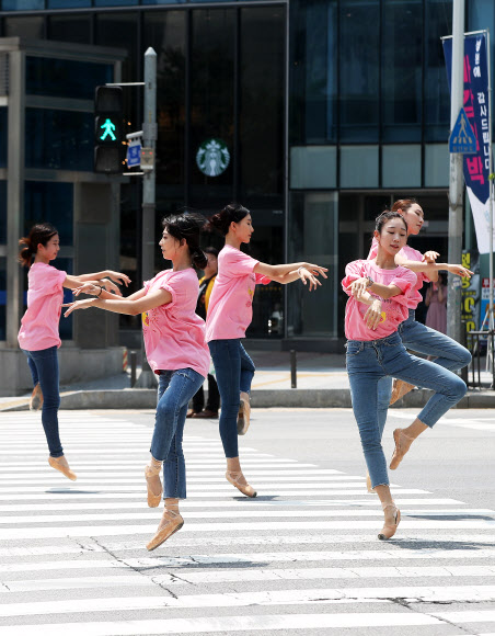 23일 오후 경기도 수원시 팔달구 시청역사거리에서 2019 수원국제발레축제 ‘발레 in 횡단보도’ 공연이 펼쳐지고 있다. 2019.8.23  연합뉴스