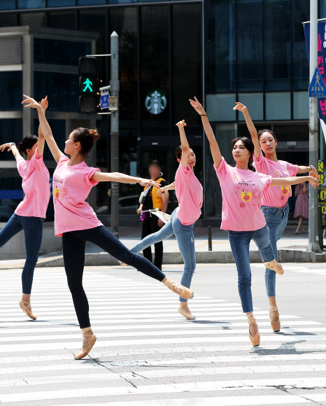 23일 오후 경기도 수원시 팔달구 시청역사거리에서 2019 수원국제발레축제 ‘발레 in 횡단보도’ 공연이 펼쳐지고 있다. 2019.8.23  연합뉴스