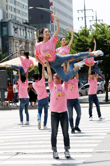 23일 오후 경기도 수원시 팔달구 시청역사거리에서 2019 수원국제발레축제 ‘발레 in 횡단보도’ 공연이 펼쳐지고 있다. 2019.8.23  연합뉴스