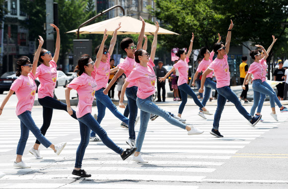 23일 오후 경기도 수원시 팔달구 시청역사거리에서 2019 수원국제발레축제 ‘발레 in 횡단보도’ 공연이 펼쳐지고 있다. 2019.8.23  연합뉴스