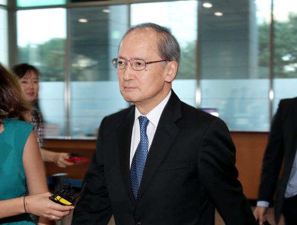 나가미네 야스마사(長嶺安政) 주한 일본대사가 23일 오후 한일군사정보보호협정(GSOMIA·지소미아) 종료 결정을 담은 공문을 받기 위해 서울 종로구 외교부 청사로 들어서고 있다. 정부는 전날 ‘지소미아’ 종결을 결정했다. 2019.8.23  연합뉴스