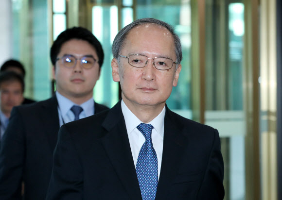 나가미네 야스마사(長嶺安政) 주한 일본대사가 23일 오후 한일군사정보보호협정(GSOMIA·지소미아) 종료 결정을 담은 공문을 받기 위해 서울 종로구 외교부 청사로 들어서고 있다. 정부는 전날 ‘지소미아’ 종결을 결정했다. 2019.8.23  연합뉴스