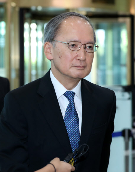 나가미네 야스마사(長嶺安政) 주한 일본대사가 23일 오후 한일군사정보보호협정(GSOMIA·지소미아) 종료 결정을 담은 공문을 받기 위해 서울 종로구 외교부 청사로 들어서고 있다. 정부는 전날 ‘지소미아’ 종결을 결정했다. 2019.8.23  연합뉴스