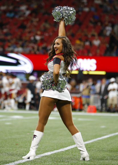 애틀랜타 팰컨스 치어리더가 22일(현지시간) 미국 조지아주 애틀랜타 벤츠 스타디움에서 열린 워싱턴 레드스킨스와의 NFL 프리시즌 경기중 열띤 응원을 펼치고 있다. 게티/AFP 연합뉴스
