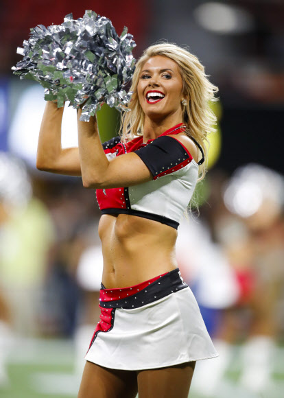 애틀랜타 팰컨스 치어리더가 22일(현지시간) 미국 조지아주 애틀랜타 벤츠 스타디움에서 열린 워싱턴 레드스킨스와의 NFL 프리시즌 경기중 열띤 응원을 펼치고 있다. 게티/AFP 연합뉴스