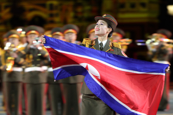 북한 군악대가 22일(현지시간) 러시아 모스크바의 붉은 광장에서 열린 ‘제12회 스파스카야 타워 세계 군악 축제(Spasskaya Tower International Military Music Festival)’ 리허설에 참가해 연주하고 있다. 타스 연합뉴스