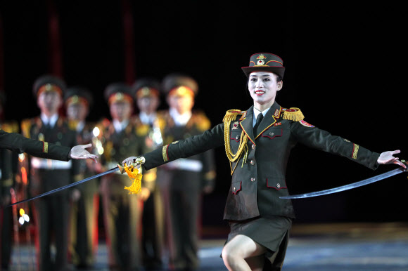 북한 군악대가 22일(현지시간) 러시아 모스크바의 붉은 광장에서 열린 ‘제12회 스파스카야 타워 세계 군악 축제(Spasskaya Tower International Military Music Festival)’ 리허설에 참가해 연주하고 있다. 타스 연합뉴스