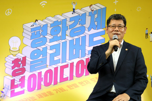 토크콘서트 하는 김연철 통일부 장관