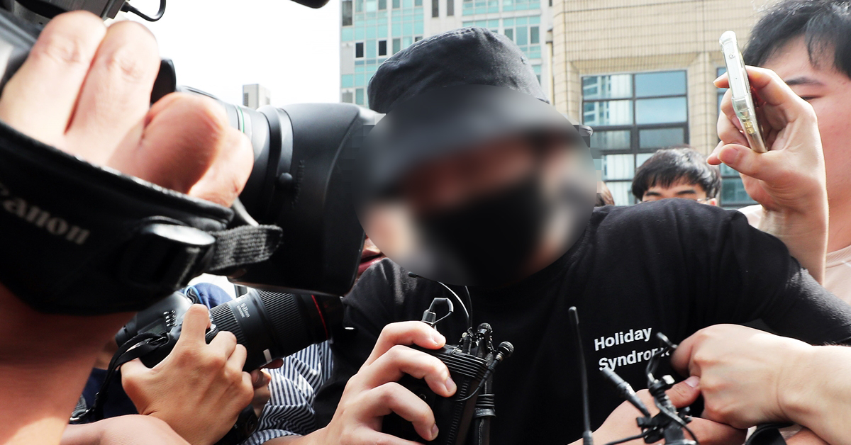 유튜브 등 소셜미디어를 통해 공개돼 파장이 일고 있는 ‘일본 여성 관광객 폭행 사건’의 한국인 남성 피의자가 24일 서울 마포경찰서에 출석해 조사를 받고 귀가하는 길에 취재진의 질문을 받고 있다. 뉴스1