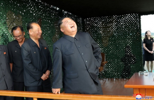 북한, 신형 ‘초대형 방사포’ 시험발사