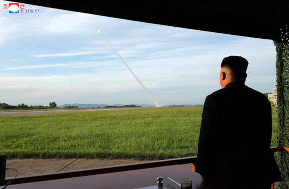북한, 신형 ‘초대형 방사포’ 시험발사
