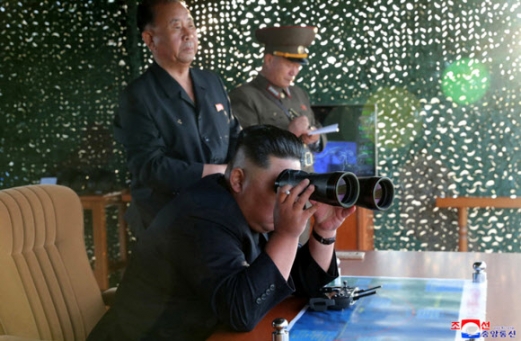 북한, 신형 ‘초대형 방사포’ 시험발사