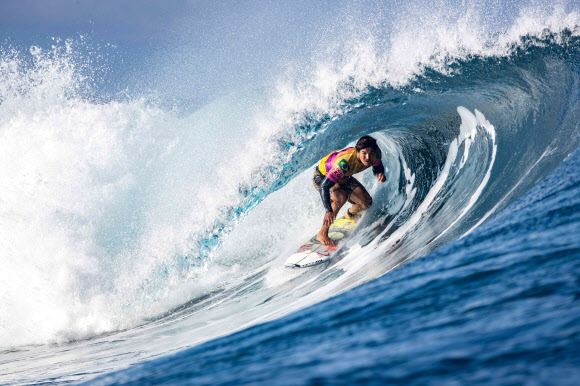 24일(현지시간) 타히티 테아후푸에서 펼쳐진 ‘2019 타히티 프로(Tahiti Pro)’ 서핑 대회 첫째 날 대회에 참가한 선수들이 기량을 뽐내고 있다. AFP 연합뉴스