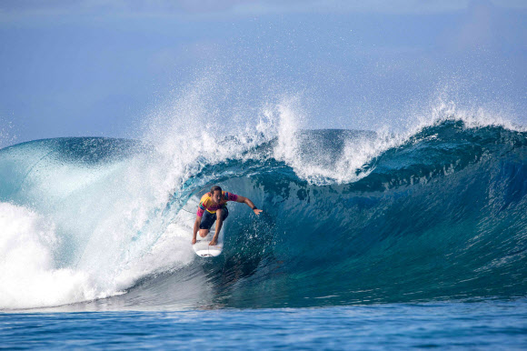 24일(현지시간) 타히티 테아후푸에서 펼쳐진 ‘2019 타히티 프로(Tahiti Pro)’ 서핑 대회 첫째 날 대회에 참가한 선수들이 기량을 뽐내고 있다. AFP 연합뉴스
