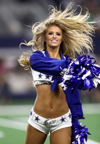 미국프로풋볼(NFL)팀 댈러스 카우보이스의 치어리더들이 24일(현지시간) 미국 텍사스주 댈러스의 AT&T 스타디움에서 열린 시범경기에서 응원전을 펼치고 있다. AFP 연합뉴스