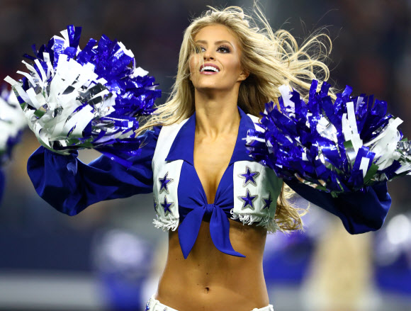 미국프로풋볼(NFL)팀 댈러스 카우보이스의 치어리더들이 24일(현지시간) 미국 텍사스주 댈러스의 AT&T 스타디움에서 열린 시범경기에서 응원전을 펼치고 있다. USA스포츠투데이 연합뉴스