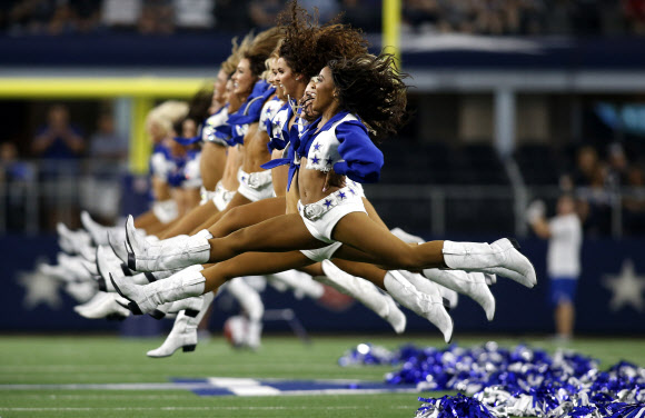 미국프로풋볼(NFL)팀 댈러스 카우보이스의 치어리더들이 24일(현지시간) 미국 텍사스주 댈러스의 AT&T 스타디움에서 열린 시범경기에서 응원전을 펼치고 있다. USA스포츠투데이 연합뉴스