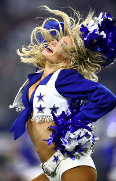 미국프로풋볼(NFL)팀 댈러스 카우보이스의 치어리더들이 24일(현지시간) 미국 텍사스주 댈러스의 AT&T 스타디움에서 열린 시범경기에서 응원전을 펼치고 있다. USA스포츠투데이 연합뉴스