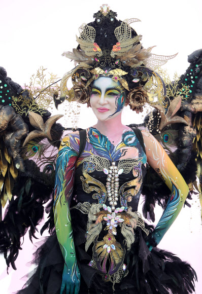 ‘화려한 몸의 예술’