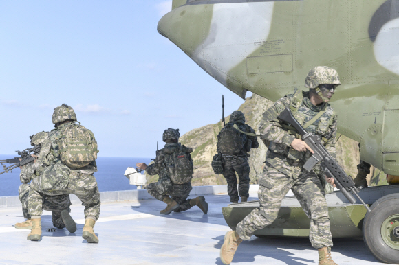 25일 열린 동해영토수호 훈련에 참가한 해병대 신속기동부대 대원들이 육군 시누크(CH-47) 헬기에서 내려 독도에 전개하고 있다. 2019.8.25 해군제공