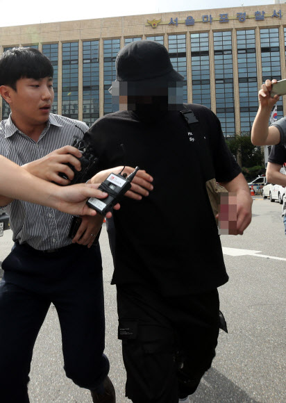 일본인 여성 관광객을 위협하고 폭행한 혐의를 받고 있는 한국인 남성 B씨가 지난 24일 서울 마포경찰서에서 조사를 받은 뒤 경찰서를 나서고 있다. 전날 폭행 정황이 담긴 동영상과 사진이 온라인에 퍼지며 논란을 일으킨 이 남성은 “영상은 조작된 것이며 폭행은 없었다”고 주장했다.<br>연합뉴스