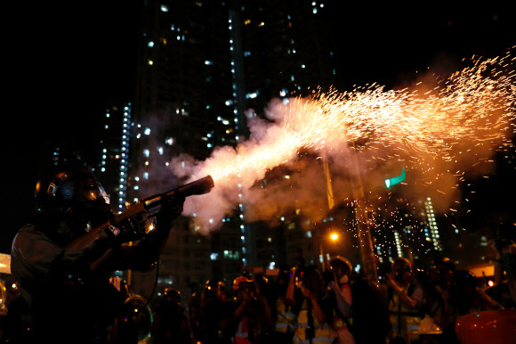 송환법 반대 시위대에 최루가스 쏘는 홍콩 경찰