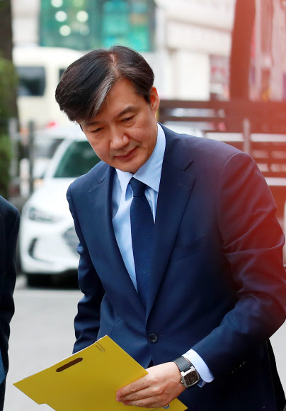 조국 법무부 장관 후보자가 26일 오전 인사청문회 준비단 사무실이 마련된 서울 종로구 적선현대빌딩으로 출근하고 있다. 2019.8.26  연합뉴스