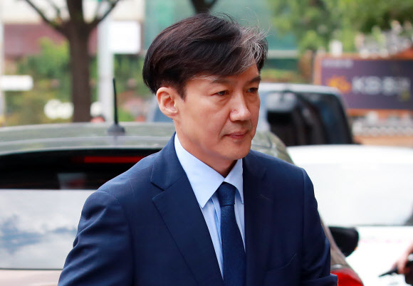 조국 법무부 장관 후보자가 26일 오전 인사청문회 준비단 사무실이 마련된 서울 종로구 적선현대빌딩으로 출근하고 있다. 2019.8.26  연합뉴스